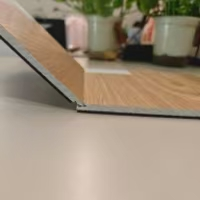 ¿Por qué algunos pisos SPC se deforman con el tiempo?